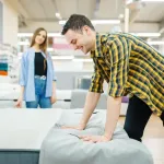 Wybieramy najlepszą kanapę do pokoju urządzonego w stylu scandi