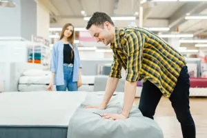 Wybieramy najlepszą kanapę do pokoju urządzonego w stylu scandi